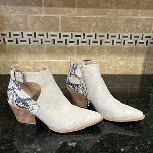 Super cute booties wore once, my feet are too wide for the pointed toe. Love em